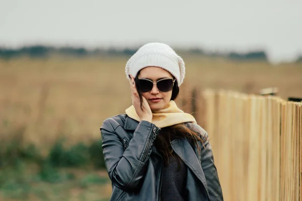 Junge Frau mit Sonnenbrille auf ländlichem Hintergrund — Stockfoto