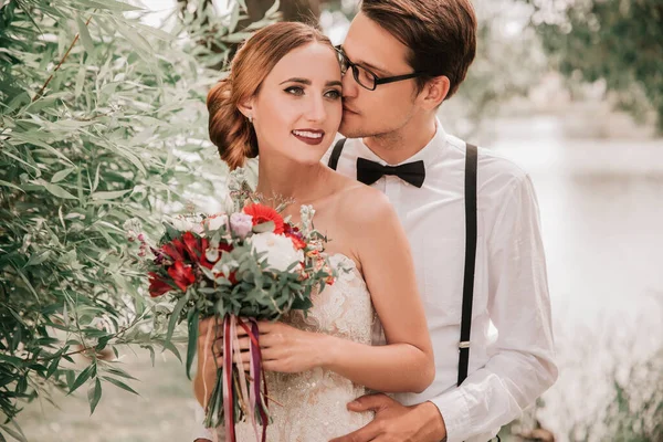 Marié heureux embrasser sa mariée dans la ville Park — Photo