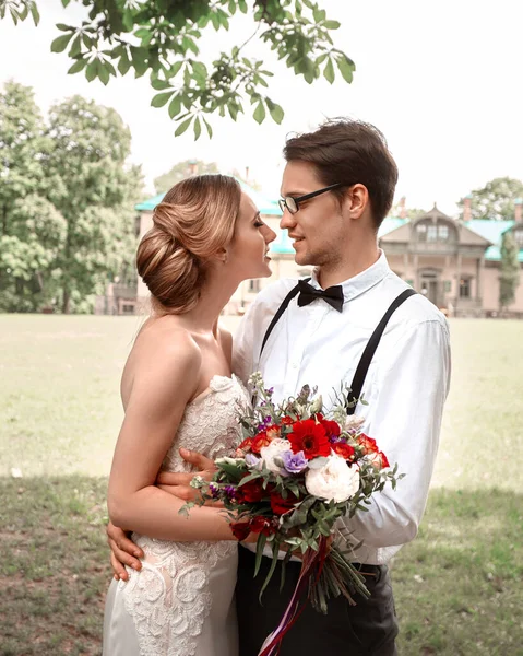 Happy newlyweds on the background of their new home — Stock Photo, Image