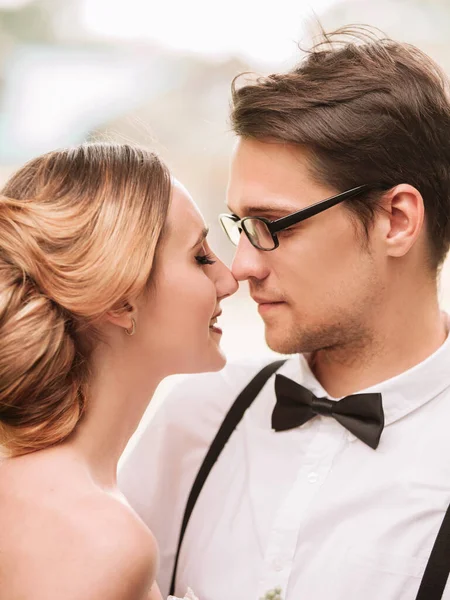 Happy newlyweds on the background of their new home — Stock Photo, Image