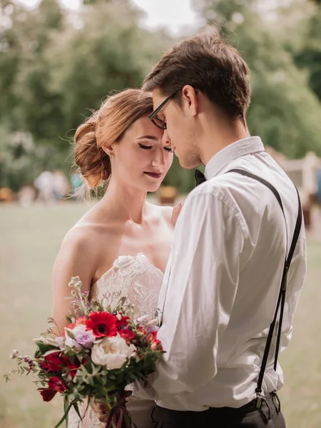 Portret van gelukkig pasgetrouwden op wazige achtergrond. — Stockfoto