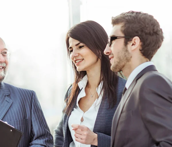 Gerente y equipo de negocios se preparan para el inicio de la reunión de trabajo — Foto de Stock