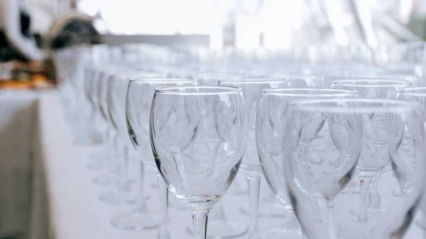 Vasos de vidrio vacíos sobre la mesa en el restaurante —  Fotos de Stock