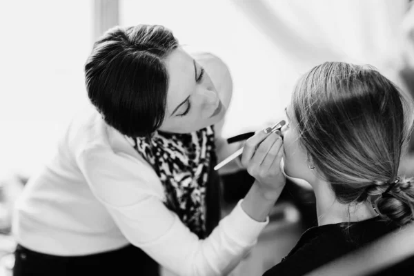 Professional makeup artist does make-up in a beauty salon — Stock Photo, Image