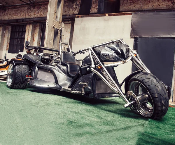 Custom exklusives Trike in einer großen Garage. — Stockfoto