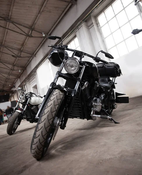 De cerca. motos cool en el show en la sala de exposición — Foto de Stock