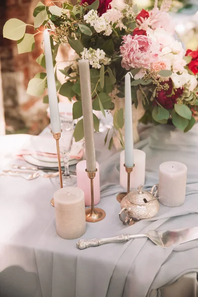 Mesa elegante con velas y flores para las vacaciones — Foto de Stock