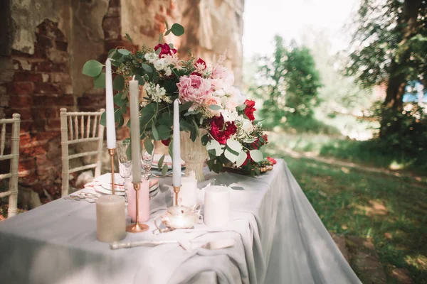 Hermosa mesa de bodas con velas en el jardín . — Foto de Stock