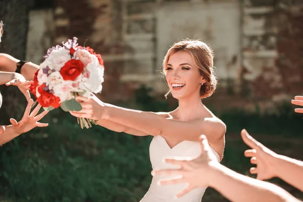Όμορφη νύφη ρίχνει γαμήλια ανθοδέσμη στους φίλους της — Φωτογραφία Αρχείου