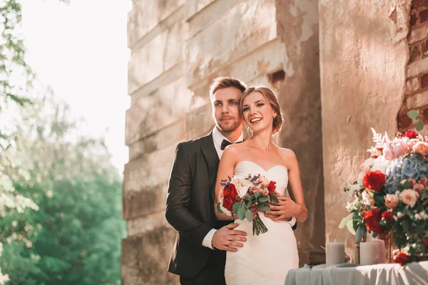 Porträt glücklicher Braut und Bräutigam, die zusammen stehen — Stockfoto