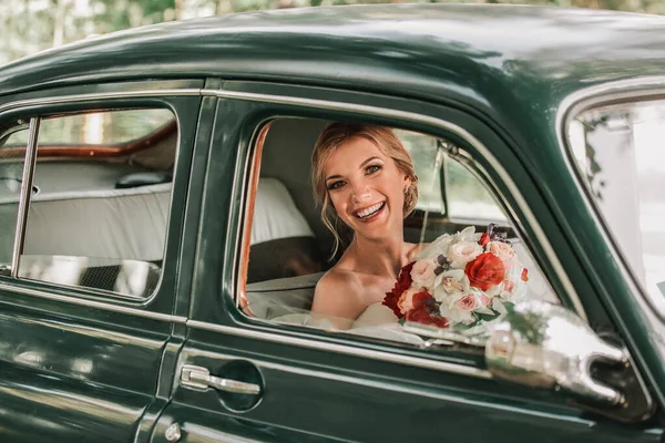 Счастливая невеста, выглядывающая в окно — стоковое фото
