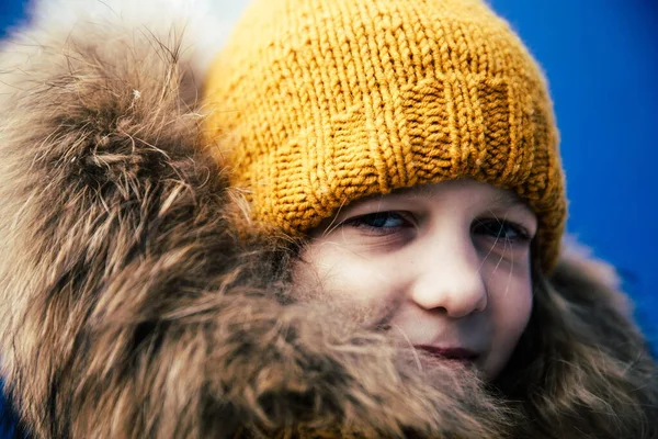 Nahaufnahme. Winterporträt eines schönen Mädchens — Stockfoto