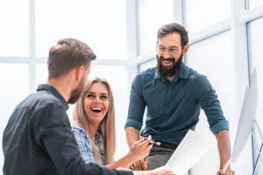 İş adamı ve iş adamı ofisteki iş yerinde.