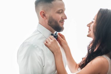 Gelin ve damat pencerenin yanında konuşuyorlar.