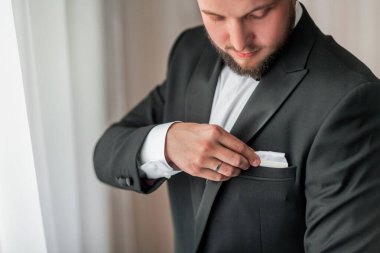 Kapat. Ceketini ilikleyen ciddi bir adam..