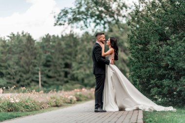 Tam gelişim. Gelin ve damat birbirlerine nazikçe bakıyorlar.