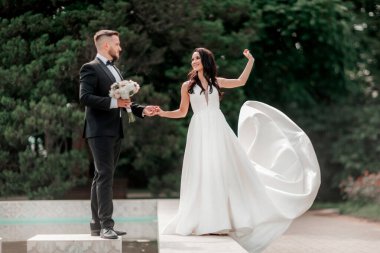 Gelin ve damat bir yaz günü yürüyüşe çıktılar.