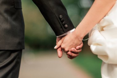 Kapat. Gelin ve damat birlikte yürüyorlar..