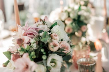 Kapat. Düğün masasında güzel bir buket