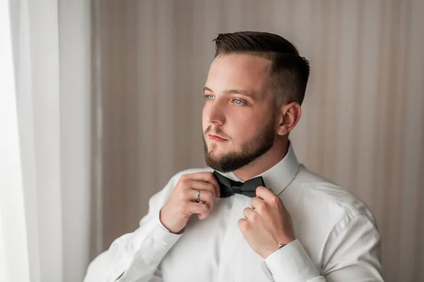 Retrato de un hombre guapo con pajarita — Foto de Stock