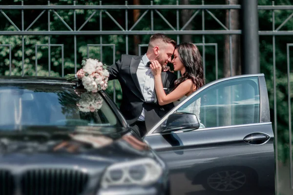 De près. mariée et marié debout près de la voiture — Photo