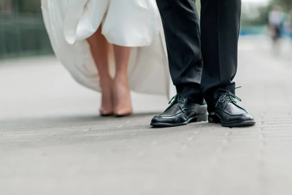 Крупний план. наречений стоїть на кам'яному тротуарі — стокове фото