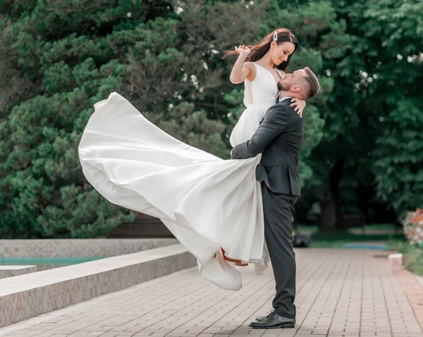 Şehirli Park 'ta duran iki yeni evli çifti seviyorum. — Stok fotoğraf