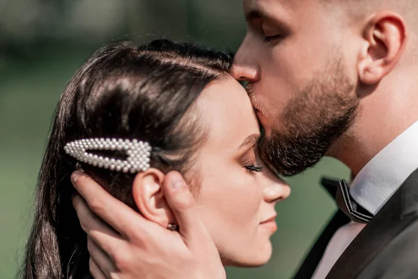 Fecha. o noivo beijando sua noiva . — Fotografia de Stock