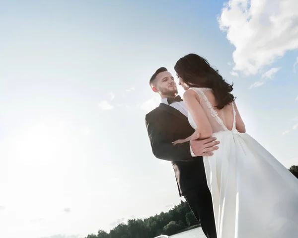 Retrato de noiva feliz e noivo contra o céu de verão — Fotografia de Stock
