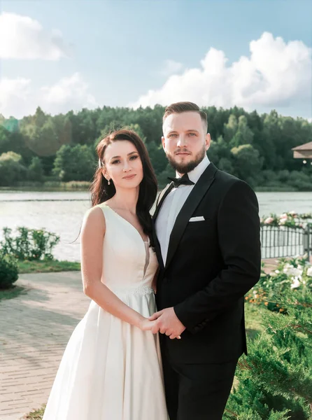 Retrato de los recién casados felices en el parque de la ciudad —  Fotos de Stock