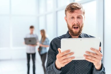 iş adamının tabletinde Sms okumasına şaşırdım.