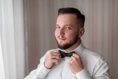 Papyonlu yakışıklı bir adamın portresi.