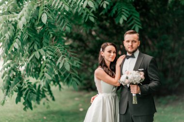 Doğanın arka planında yeni evlenmiş güzel bir çiftin portresi