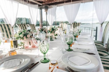 Kapat. Düğün yemeği için servis edilen masa..