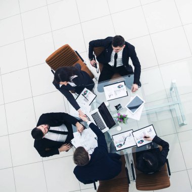 Yeni mali anlaşmasını bir tartışmanın ardından el sıkışan iş ortakları