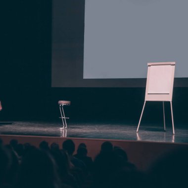 İş sunumundan önce konferans odasında podyum.