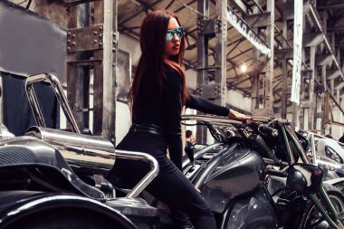 Prestijli otomobil fuarındaki sergide şık bir kadın manken.