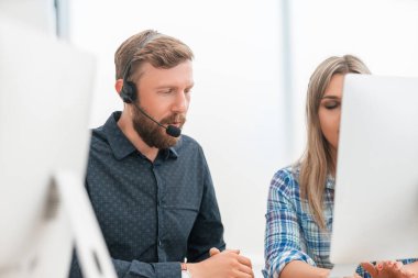 Kapat. İş yerinde kulaklık takan kadın operatör.