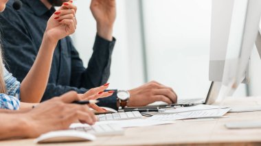 Kapat. İş yerindeki çağrı merkezi operatörleri.