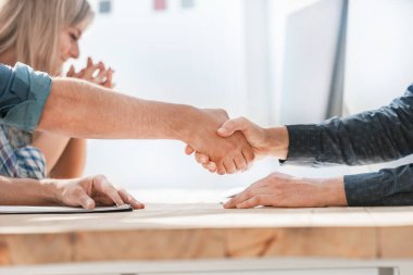 Gülümseyen iş ortakları el sıkışıyor. ortaklık kavramı