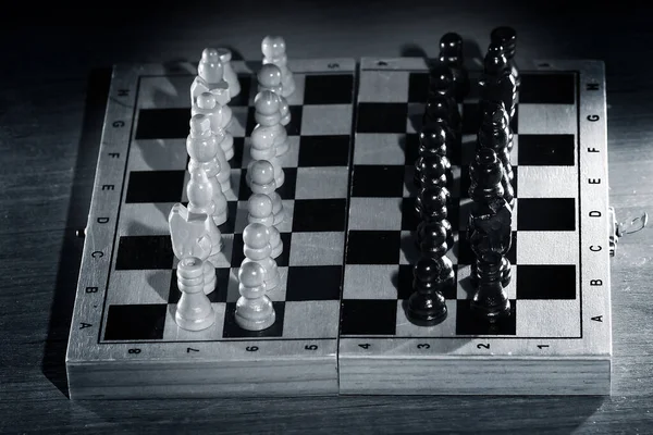 Composição abstrata de figuras de xadrez. Preparado para começar. mistura de figuras em preto e branco — Fotografia de Stock