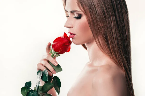 Vista laterale.una bella ragazza con una rosa rossa. isolato su bianco — Foto Stock