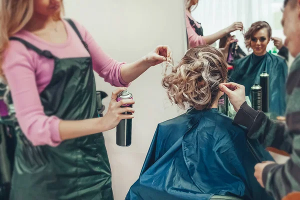 Parrucchiere e parrucchiere facendo acconciatura per giovane donna — Foto Stock