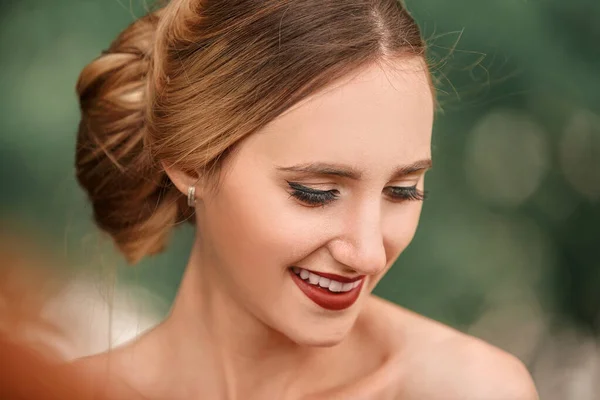 Retrato de una novia feliz en el fondo del follaje de primavera —  Fotos de Stock