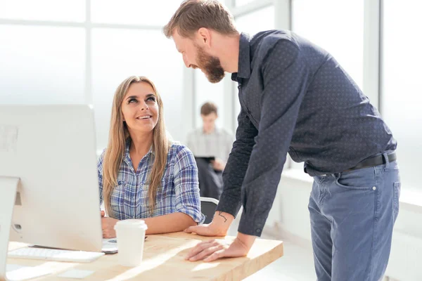 Colegas están discutiendo algo en el lugar de trabajo en la oficina — Foto de Stock