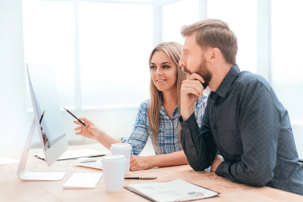 Mitarbeiter diskutieren Finanzdaten am Bürotisch — Stockfoto