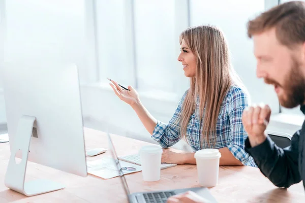 Junge Mitarbeiter diskutieren über Arbeitsfragen am Arbeitsplatz — Stockfoto