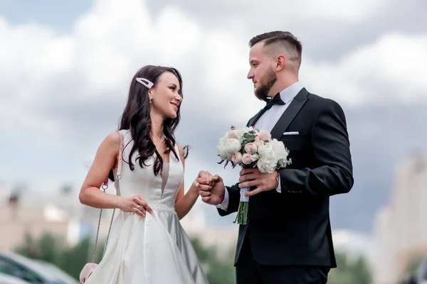 Casal feliz recém-casados no fundo de uma grande cidade — Fotografia de Stock