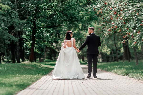 Kärleksfullt par under en promenad i stadsparken — Stockfoto