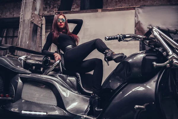 Jeune femme à la mode posant assis sur un nouveau trike — Photo